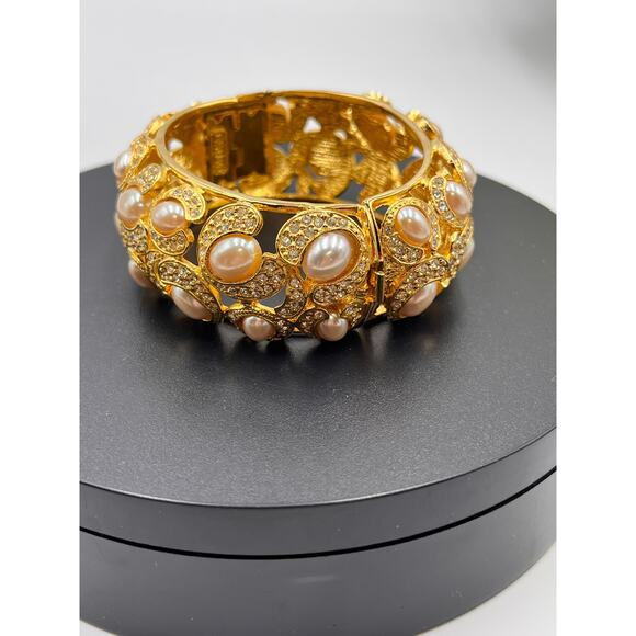 Ivana Trump Signed Vintage Faux Pearl Cabochon Gold Plated Hinged Bangle - Picture 8 of 8